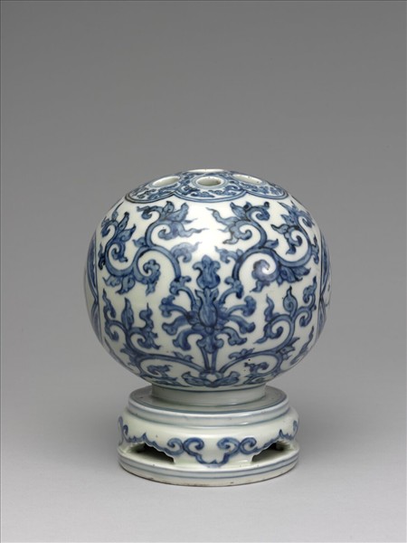 青花阿拉伯文番蓮紋七孔花插