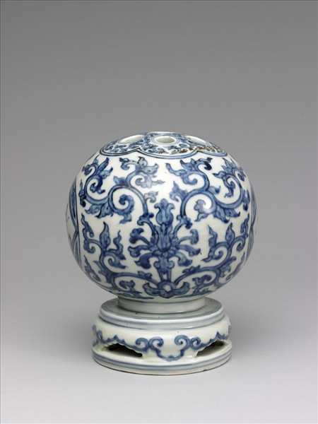 青花阿拉伯文番蓮紋七孔花插