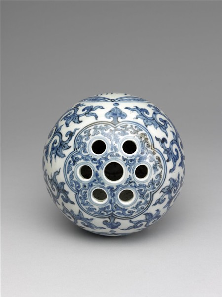 青花阿拉伯文番蓮紋七孔花插