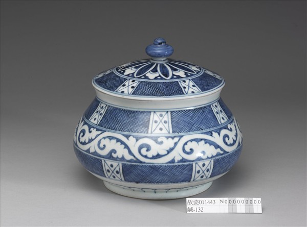 青花卷草斜格網紋蓋罐