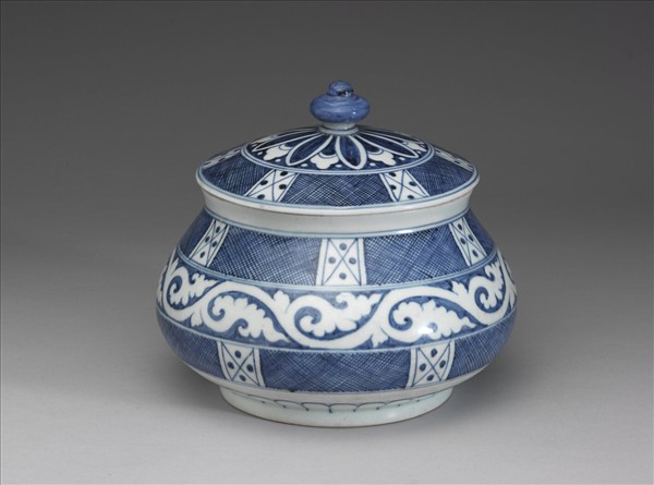 青花卷草斜格網紋蓋罐