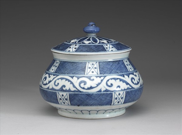 青花卷草斜格網紋蓋罐