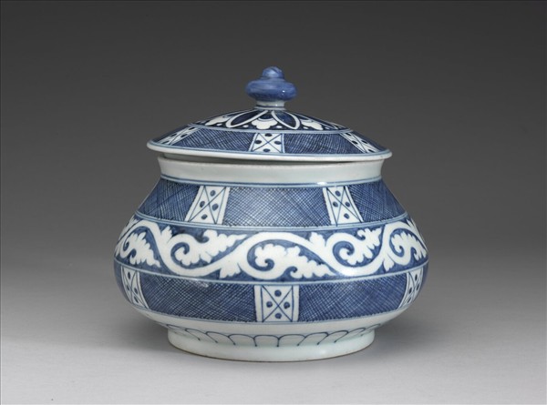 青花卷草斜格網紋蓋罐