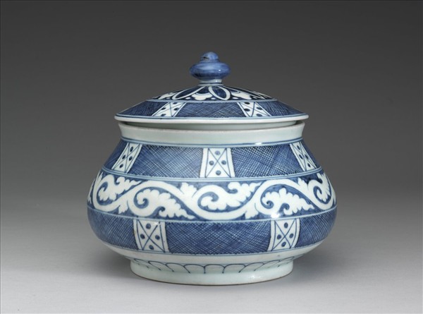 青花卷草斜格網紋蓋罐