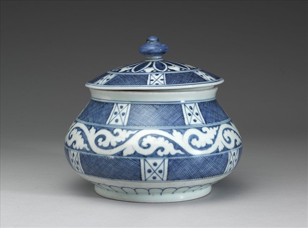 青花卷草斜格網紋蓋罐