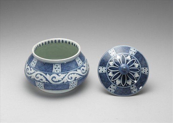 青花卷草斜格網紋蓋罐