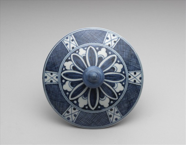 青花卷草斜格網紋蓋罐