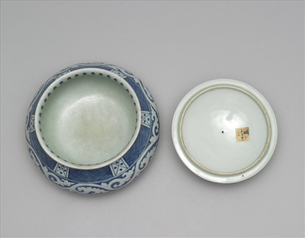 青花卷草斜格網紋蓋罐