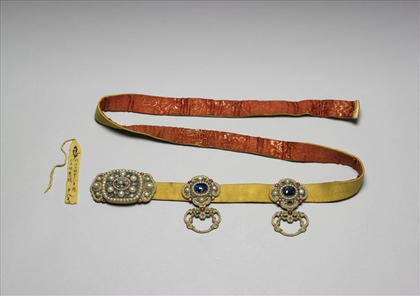 鑲珠石花卉帶頭腰帶