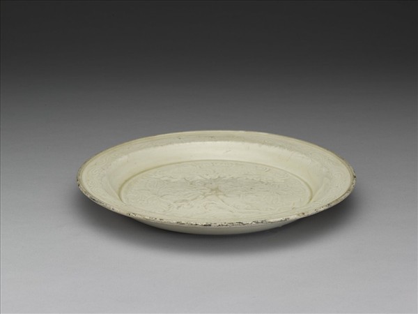 定窯 白瓷劃花牡丹紋盤