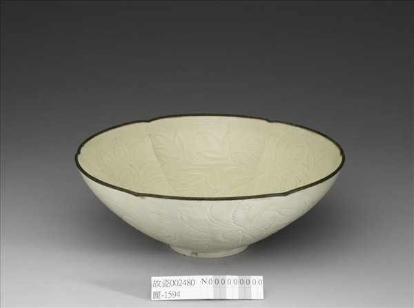 定窯 白瓷劃花團螭蓮花紋碗