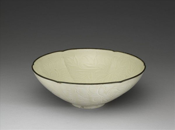 定窯 白瓷劃花團螭蓮花紋碗