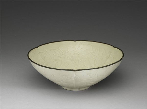 定窯 白瓷劃花團螭蓮花紋碗