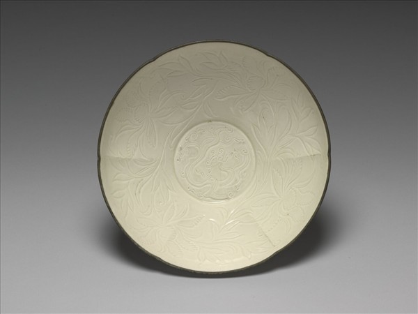 定窯 白瓷劃花團螭蓮花紋碗