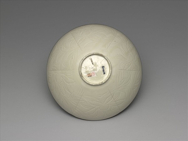 定窯 白瓷劃花團螭蓮花紋碗