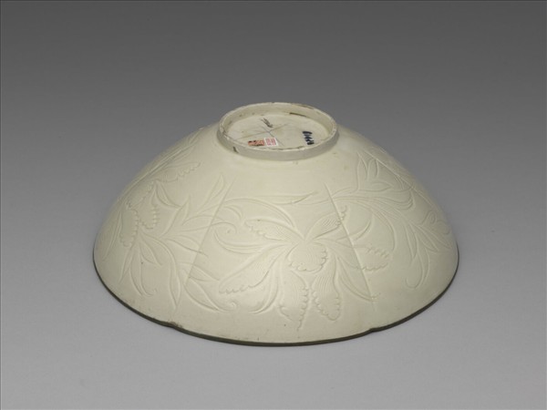 定窯 白瓷劃花團螭蓮花紋碗