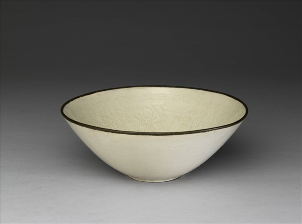 定窯 白瓷印花牡丹嬰戲紋碗