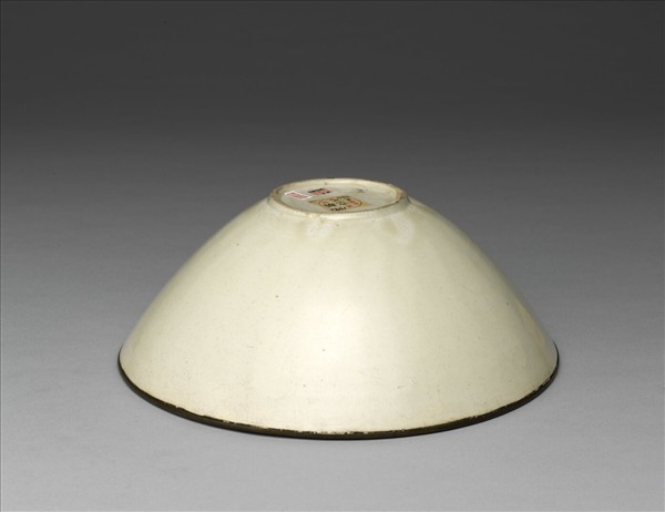 定窯 白瓷印花牡丹嬰戲紋碗