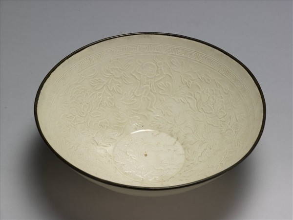 定窯 白瓷印花牡丹嬰戲紋碗