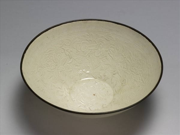 定窯 白瓷印花牡丹嬰戲紋碗