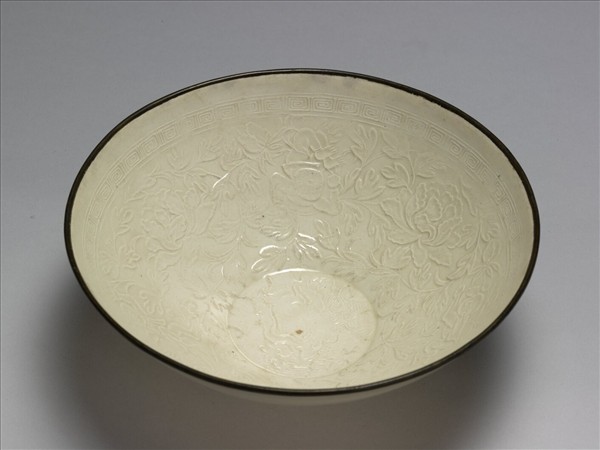 定窯 白瓷印花牡丹嬰戲紋碗