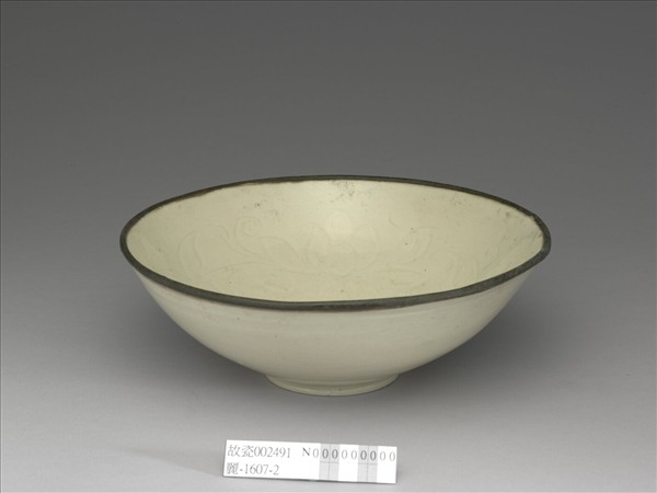 定窯 白瓷劃花蓮花紋碗