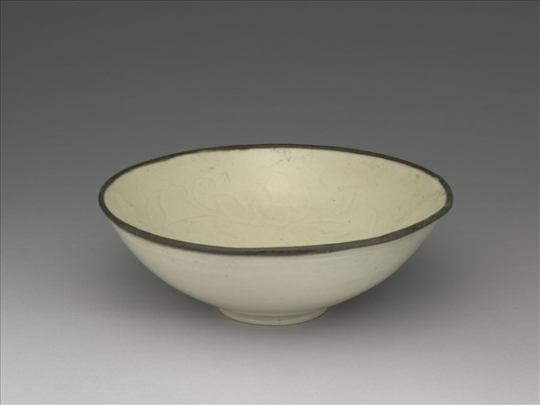 定窯 白瓷劃花蓮花紋碗