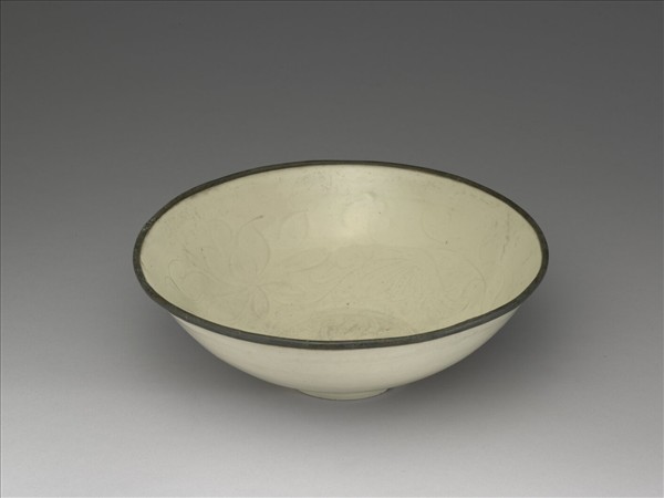 定窯 白瓷劃花蓮花紋碗