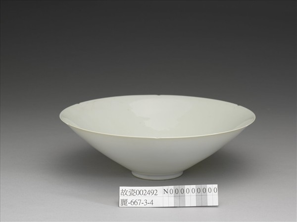 官窯 甜白釉半脫胎八寶紋葵口碗