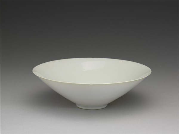 官窯 甜白釉半脫胎八寶紋葵口碗