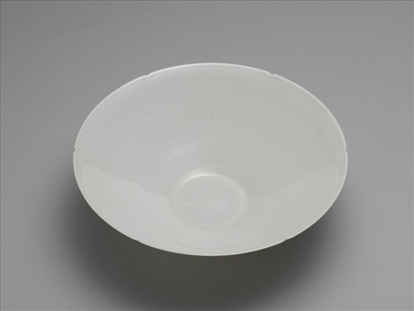 官窯 甜白釉半脫胎八寶紋葵口碗