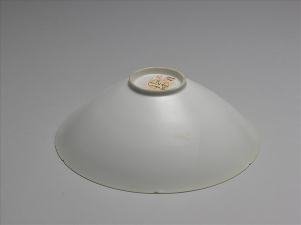 官窯 甜白釉半脫胎八寶紋葵口碗