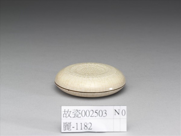 白瓷印花菊紋盒