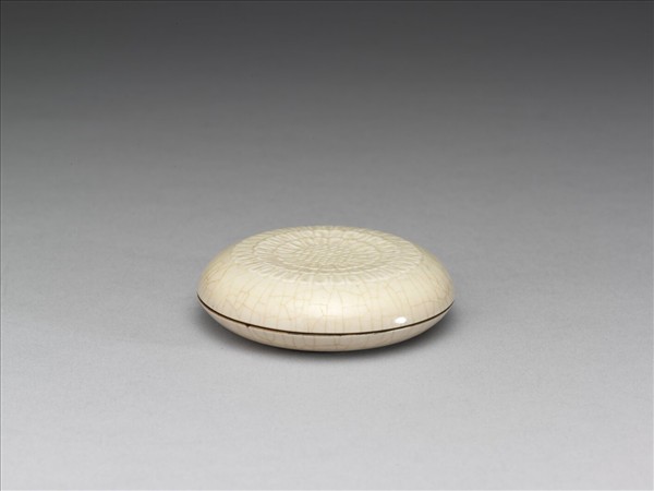 白瓷印花菊紋盒