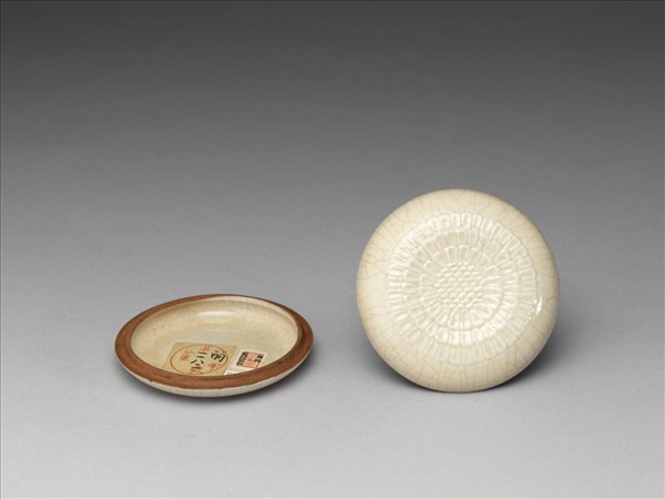 白瓷印花菊紋盒