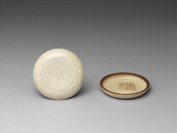 白瓷印花菊紋盒