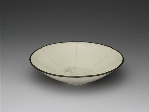 定窯 白瓷劃花蟠螭紋葵式碗