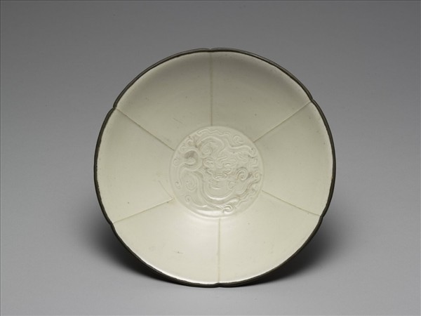 定窯 白瓷劃花蟠螭紋葵式碗