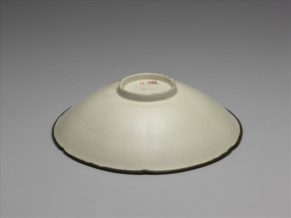 定窯 白瓷劃花蟠螭紋葵式碗