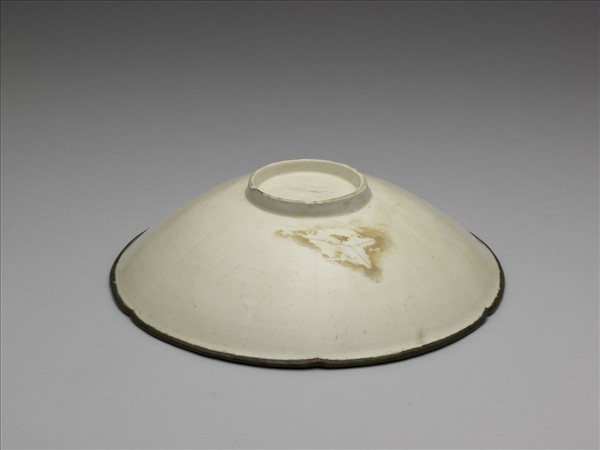 定窯 白瓷劃花蟠螭紋葵式碗