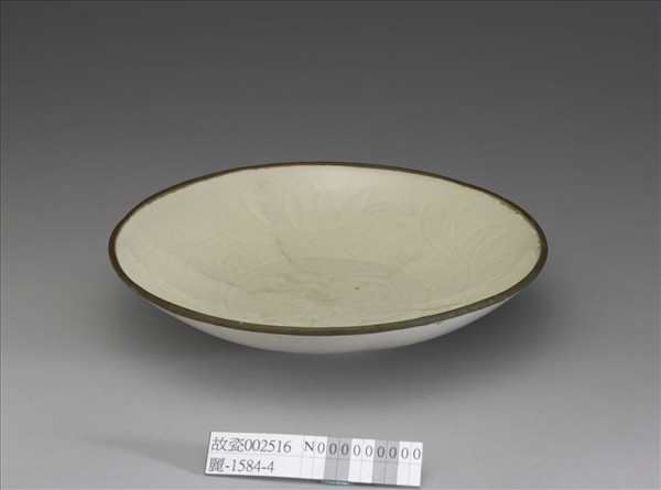 定窯 白瓷劃花蓮花龍紋盤