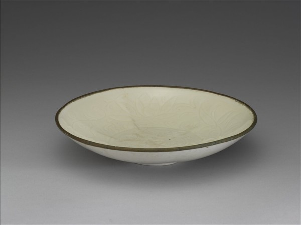 定窯 白瓷劃花蓮花龍紋盤