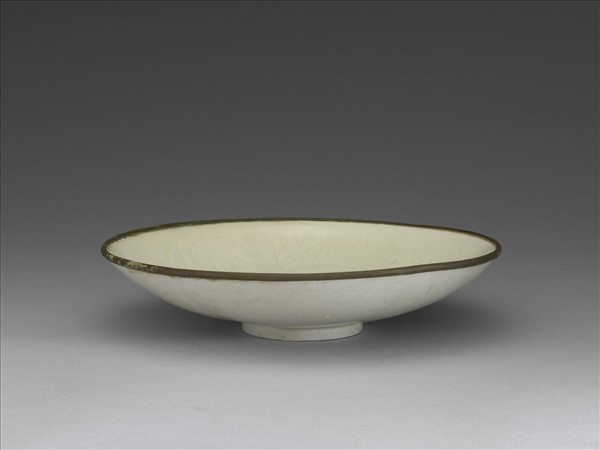 定窯 白瓷劃花蓮花龍紋盤