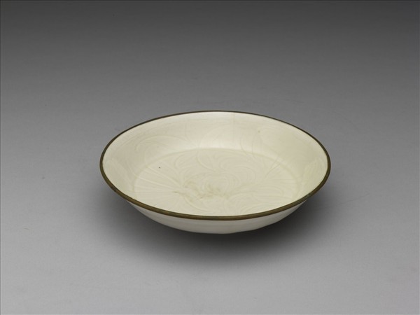 定窯 白瓷劃花蓮花紋盤
