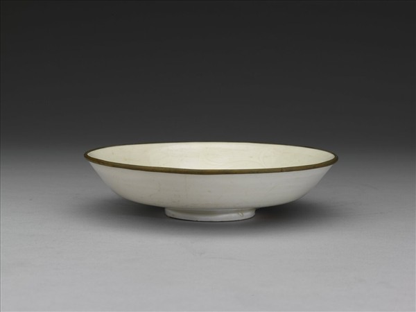 定窯 白瓷劃花蓮花紋盤