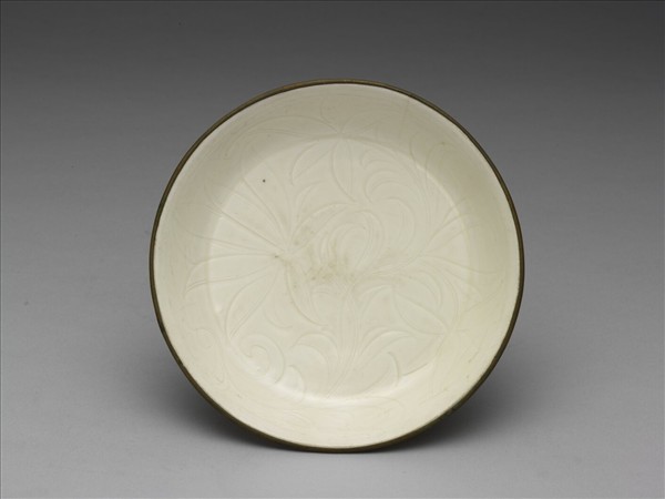 定窯 白瓷劃花蓮花紋盤
