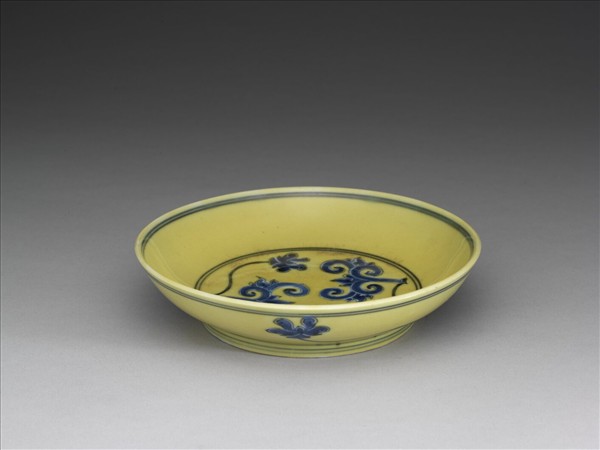 黃釉青花花卉紋盤