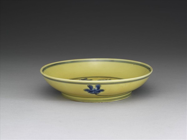黃釉青花花卉紋盤