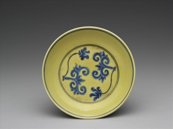 黃釉青花花卉紋盤