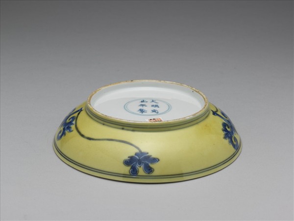 黃釉青花花卉紋盤